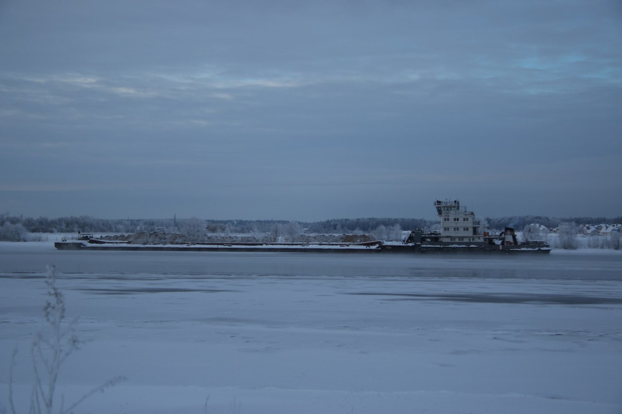 Дубненский мост и баржи во льдах