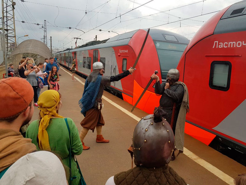 Средневековые рыцари на пути в Тверскую область устроили сражение на железнодорожной станции