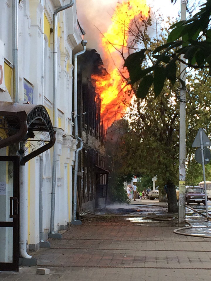Очевидцы сняли на видео страшный пожар в двухэтажном доме в центре города Кимры
