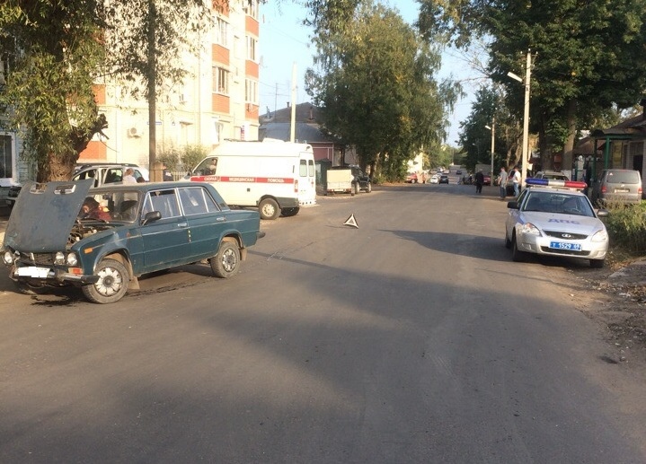 В Кимрах на перекрестке улиц Луначарского и Троицкая произошло ДТП с пострадавшими