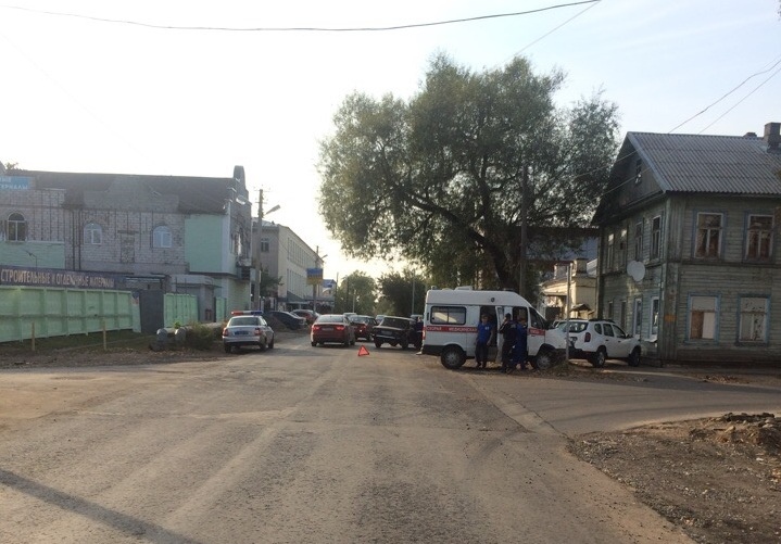В Кимрах на перекрестке улиц Луначарского и Троицкая произошло ДТП с пострадавшими