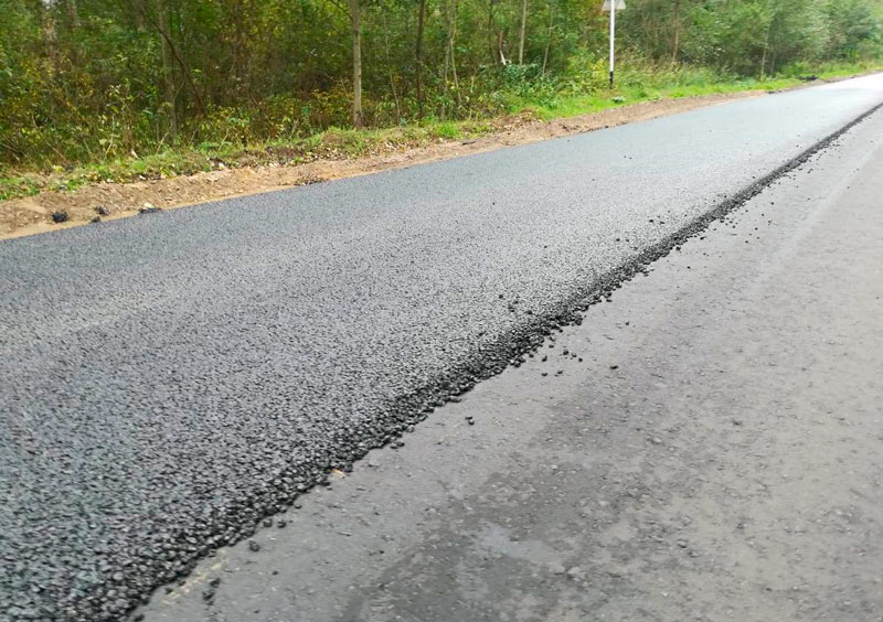 На дороге Кимры-Клетино-Дубна укладывают верхний слой дорожного покрытия
