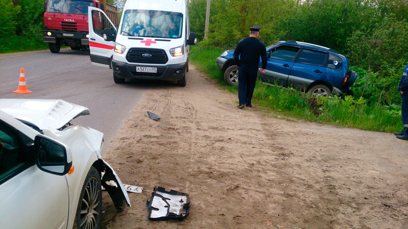 На Абрамовском проезде в Кимрах водитель Шевроле Нива спровоцировал ДТП с пострадавшим