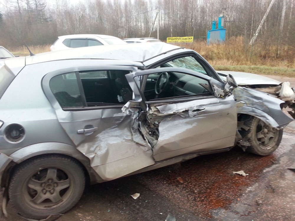 Двое взрослых и двое детей пострадали в Opel, попавшем под «КамАЗ» в Кимрском районе