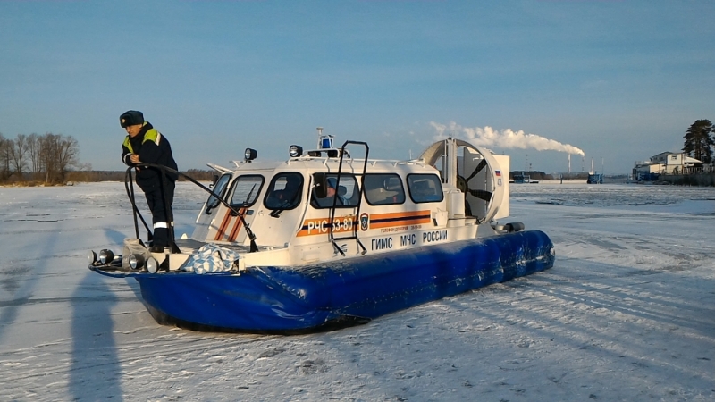 На реке Волга автомобиль «Нива» провалился под лед