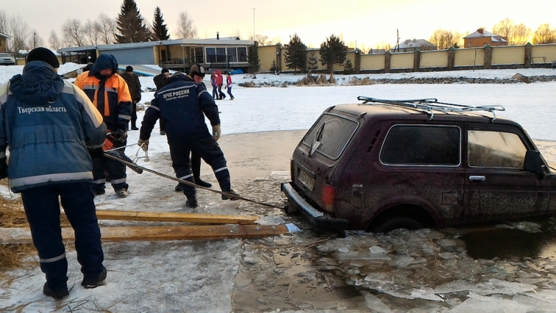 На реке Волга автомобиль «Нива» провалился под лед