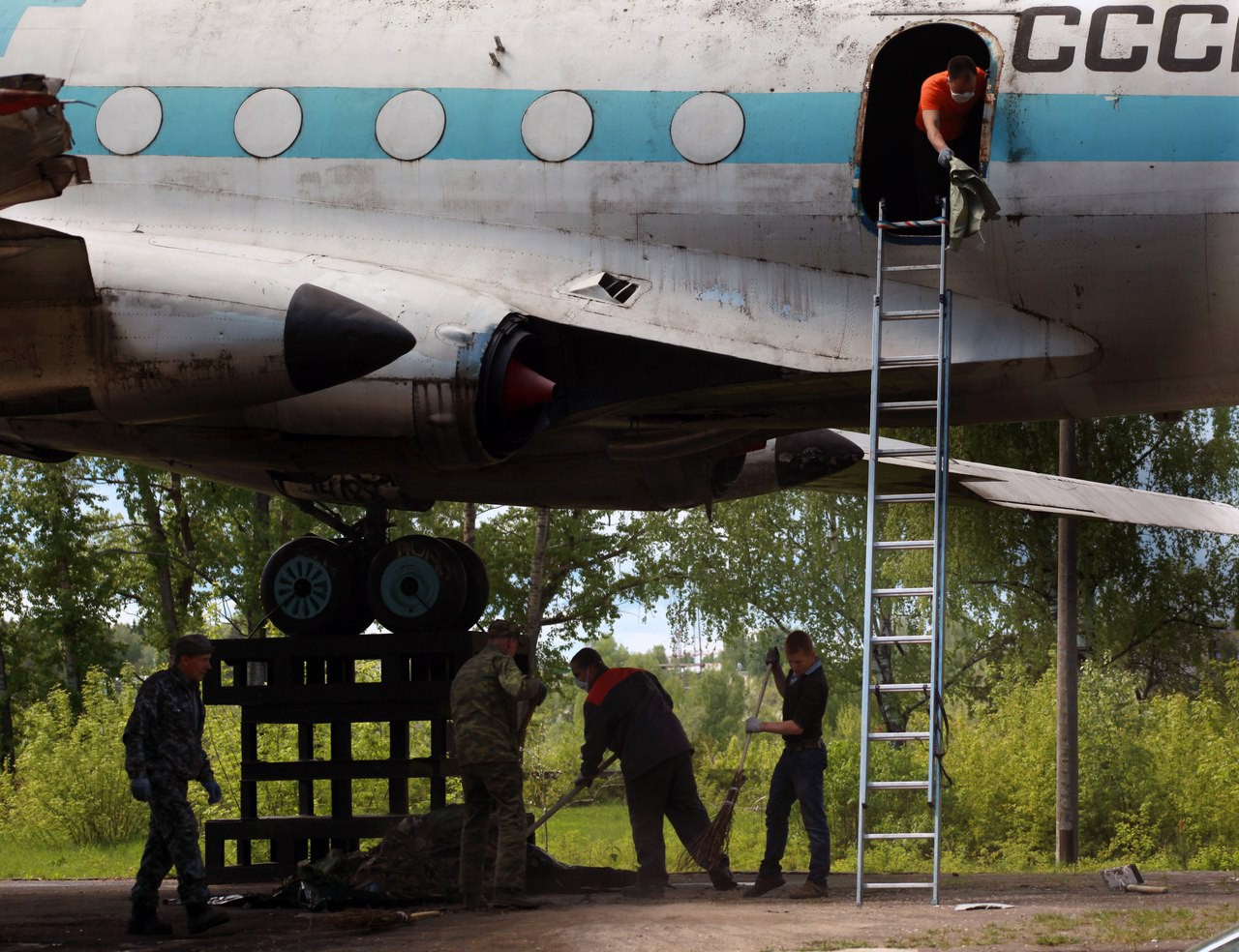 Впервые за десятилетия прошёл субботник в памятнике-самолёте ТУ-124 в Кимрах