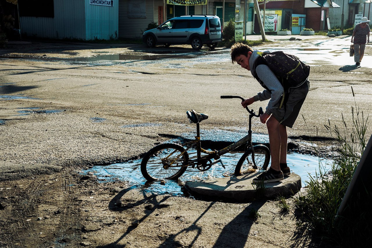 В Кимрах велосипедист едва не утонул в дорожной яме
