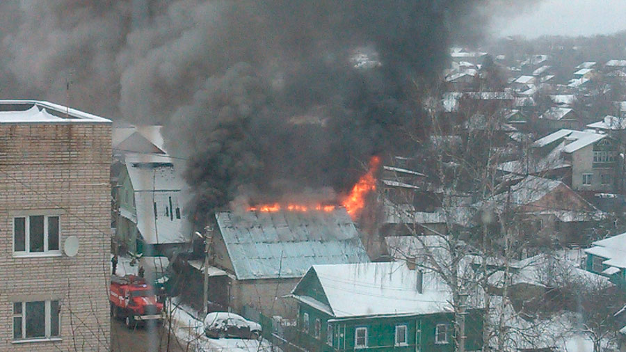 В Кимрах на улице Вагжанова сгорел дом с автомастерской
