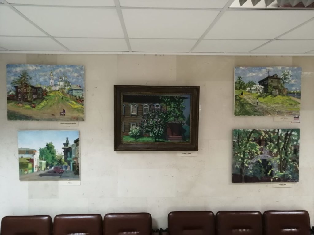 В поселении «Мосрентген» прошла выставка картин «В сиреневом плену» из города Кимры