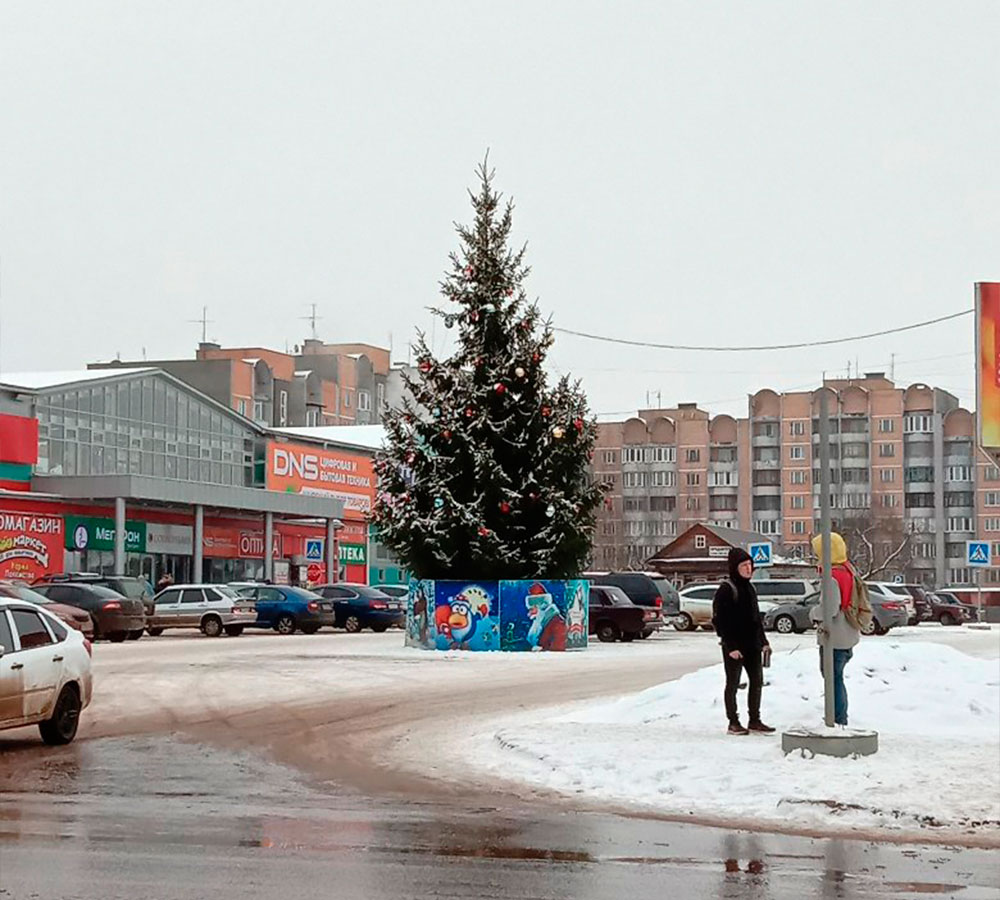 Весной в городе Кимры Тверской области решили убрать новогоднюю елку