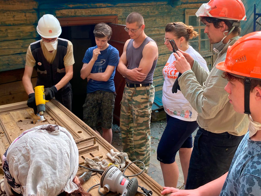 В Кимрах волонтёры начали работу над восстановлением каменного дома