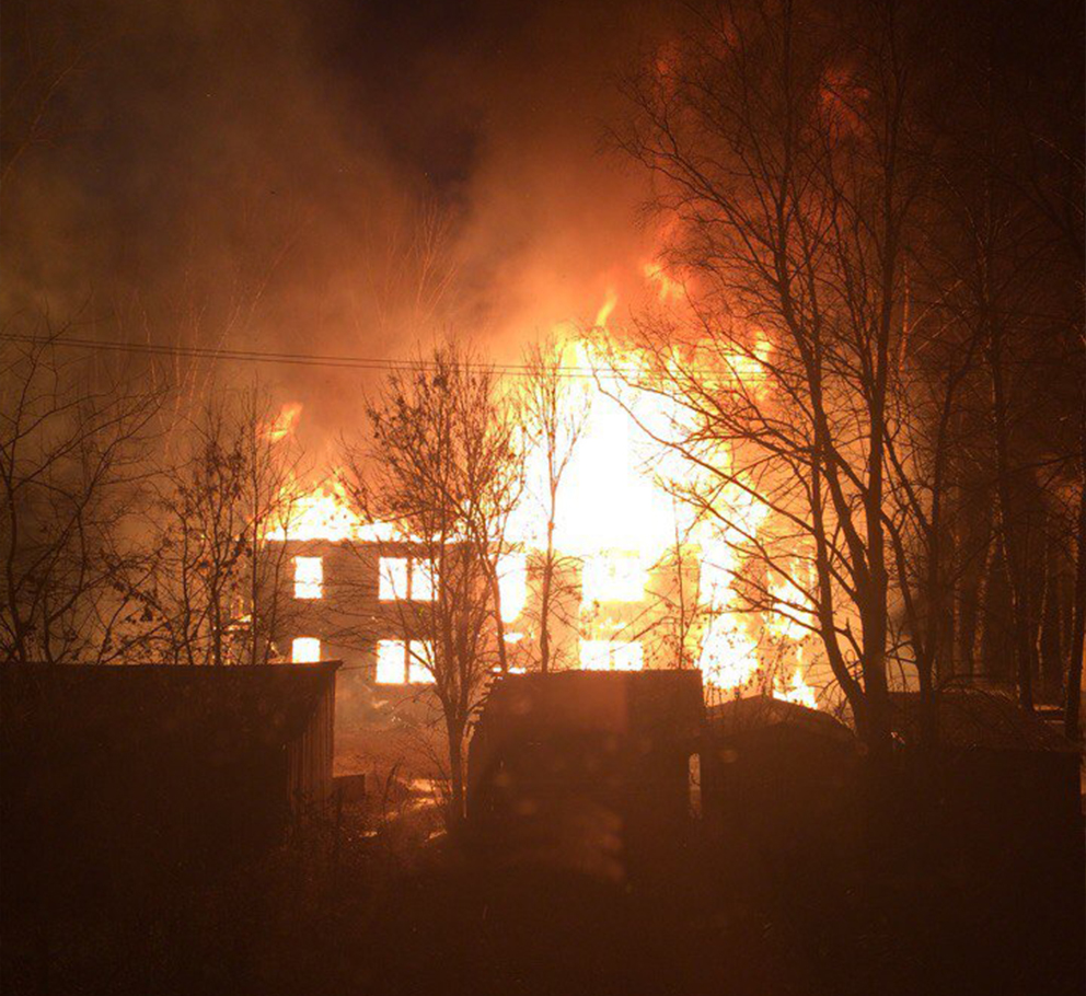 В Кимрах продолжают гореть расселенные аварийные дома
