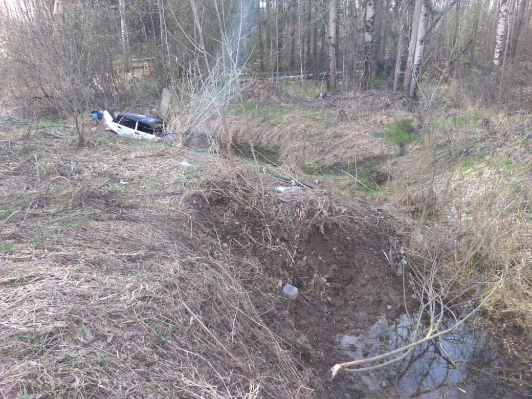 В Кимрском районе машина вылетела в кювет и опрокинулась, в ДТП погиб человек