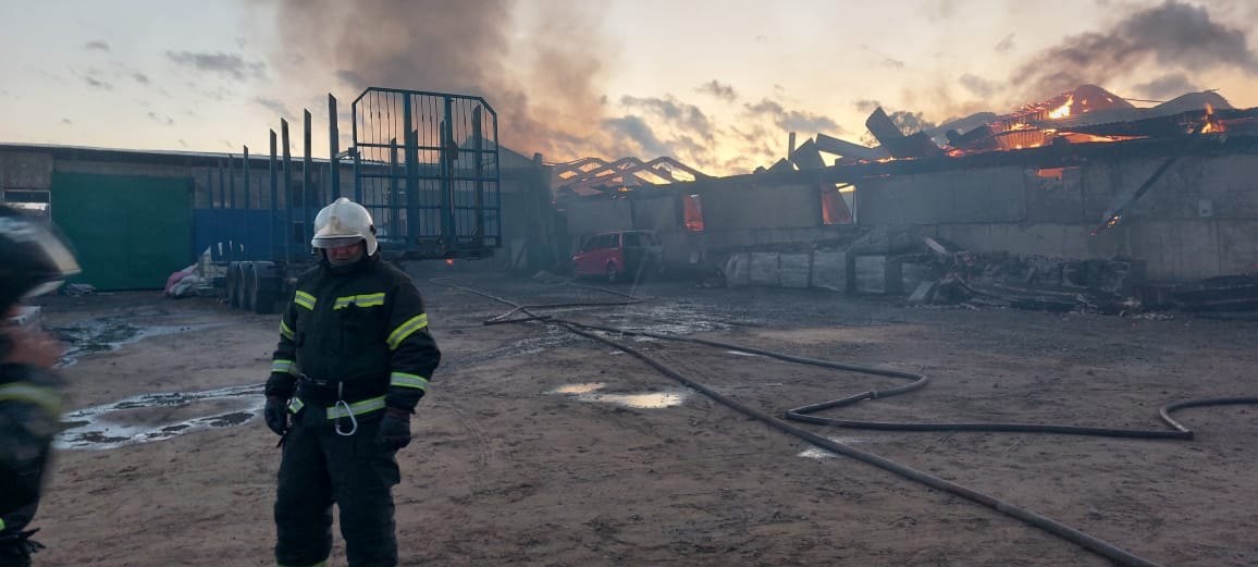 В промышленной зоне на Ильинском шоссе в Кимрах произошел пожар