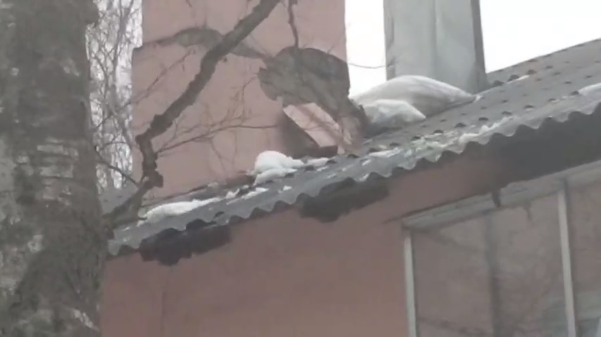 С крыши многоквартирного дома в Кимрах наледь сошла вместе с шифером | Видео