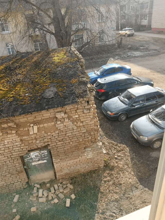 Жители города Кимры в Тверской области опасаются осыпающегося здания