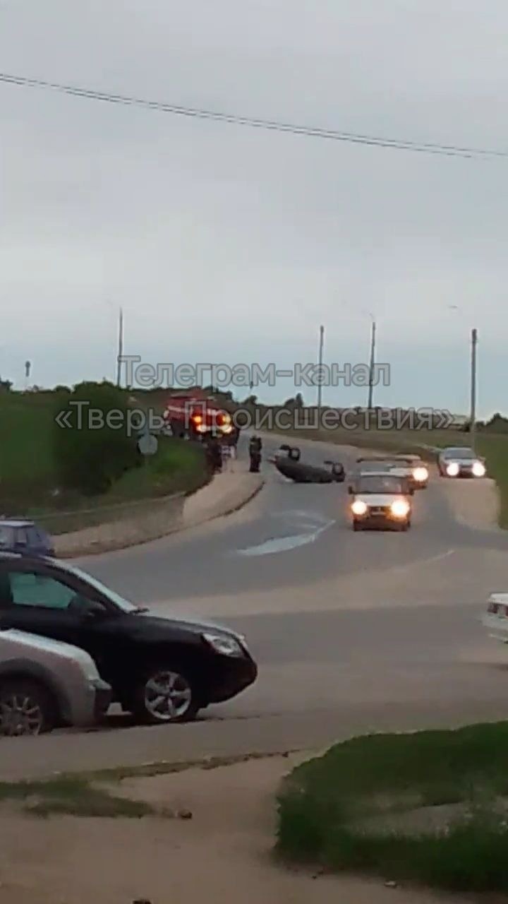 На Савеловском мосту через Волгу в Кимрах перевернулся автомобиль, есть пострадавшие